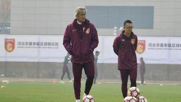 杨若晴道：擒贼先擒王，咱把李老狗揪到王陵跟前，让他们当面对质。